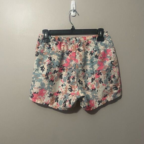 The North Face shorts  - Picture 2 of 6